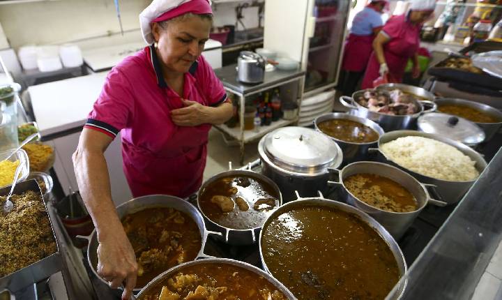 Cresce contratação de pessoas 50+ no comércio e nos serviços em SP