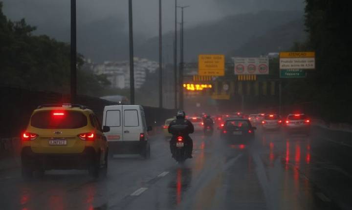 Defesa Civil do RJ alerta para chuvas intensas no estado até segunda