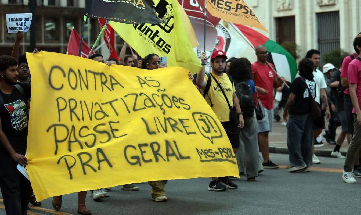 Estudantes protestam contra aumento da tarifa de ônibus em São Paulo