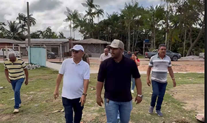 Prefeito Chico Nó visita obras e acompanha finalização de praça no Maracá