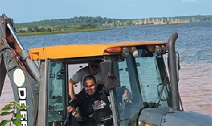 Prefeito de Porto Grande pilota trator em ação de limpeza da orla e reforça compromisso com zeladoria