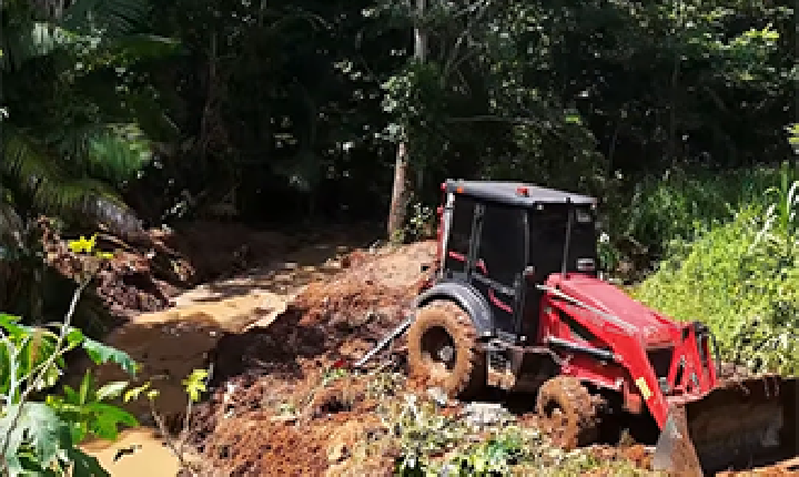 Prefeitura de Porto Grande intensifica limpeza de canal para prevenir alagamentos no período chuvoso