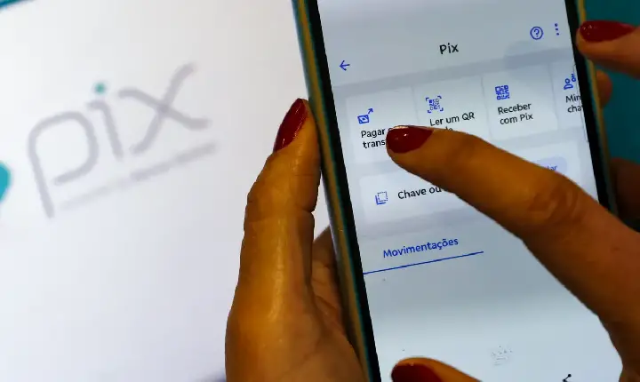 Receita Federal volta a negar taxação do Pix e alerta para golpes