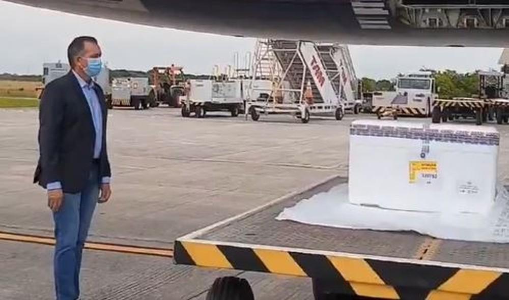 Carregamento com 6 mil doses da vacina de Oxford contra a Covid-19 chega ao Amapá
