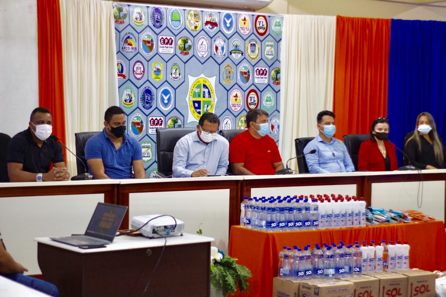 Prefeitura entrega equipamentos de proteção para servidores da educação.