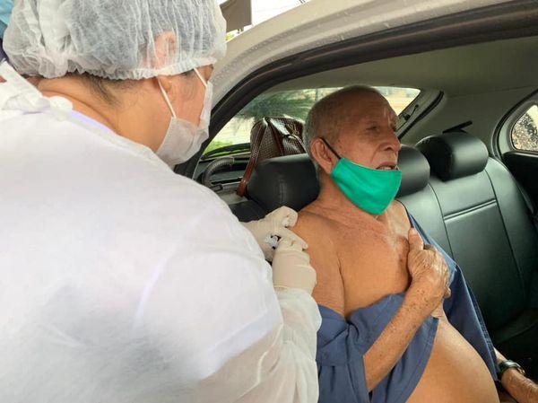 “É uma grande vitória” comemora idosa de 83 anos imunizada contra a Covid-19