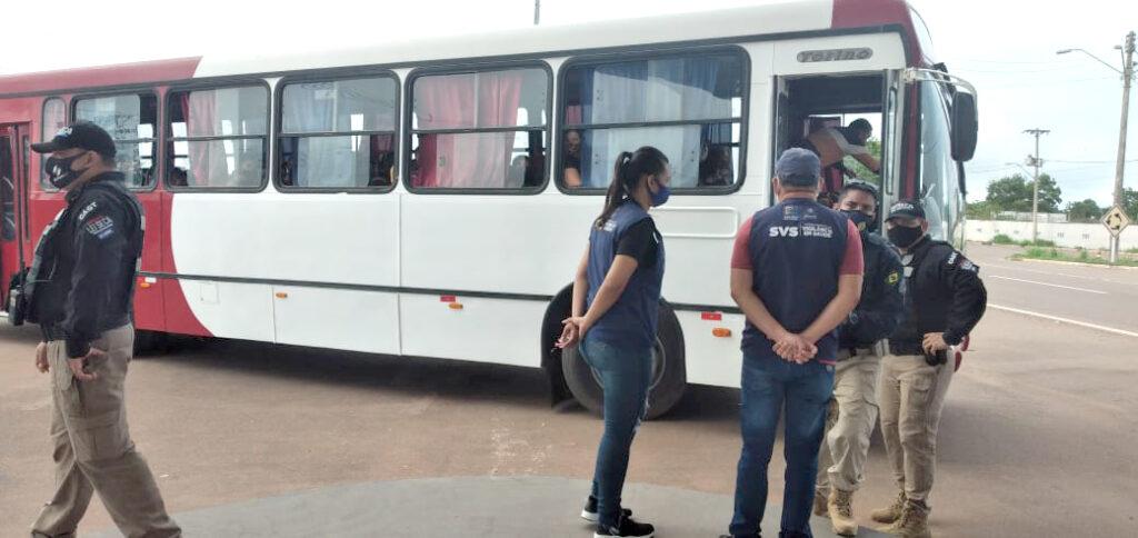 Fim de semana movimentado, fiscalização fecha bares e intercepta ônibus de passeio