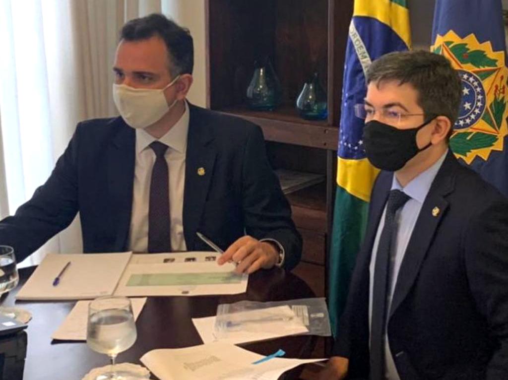 Pacheco e Randolfe articulam para que Brasil tenha vacinas da Pfizer e da Janssen