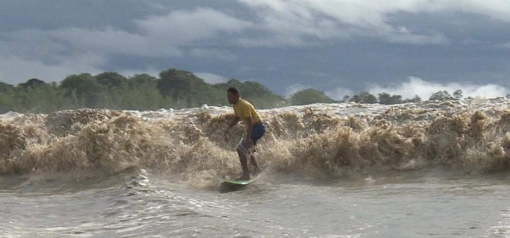 Surfistas desafiam as ondas da pororoca na costa do Amapá