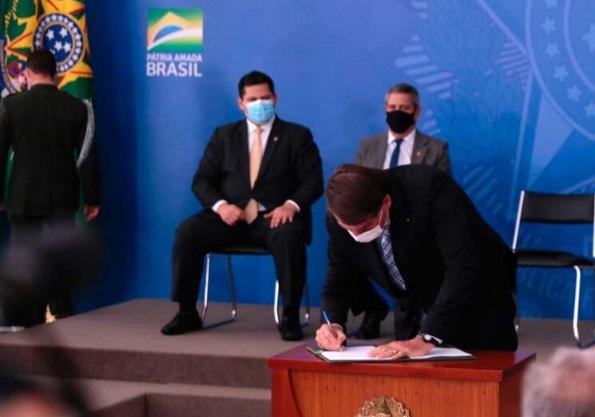 Bolsonaro sanciona Lei permite que estados, municípios e empresas comprem vacinas contra covid-19