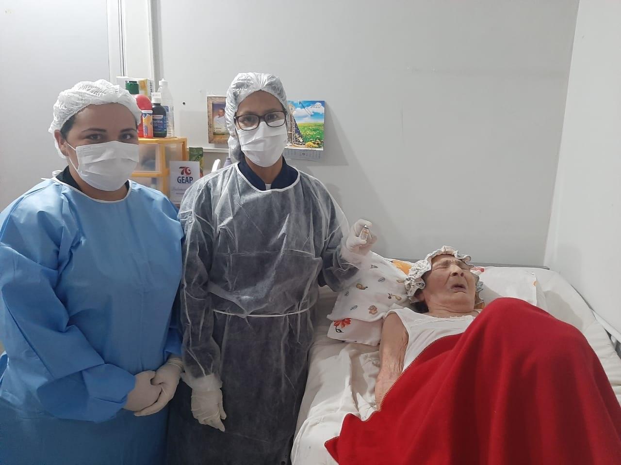 Covid-19: Idosa de 120 anos recebe a segunda dose da vacina em Macapá