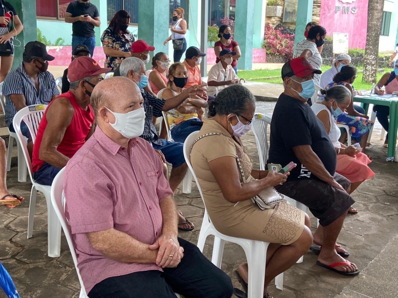 Prefeito Bala Rocha recebe a primeira dose da vacina contra a Covid-19
