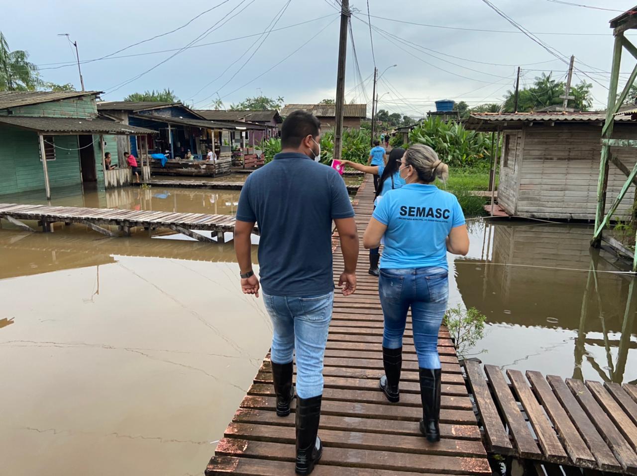 Prefeitura de Santana intensifica ações de socorro nas zonas baixas da cidade alagadas após alta da maré e chuvas fortes