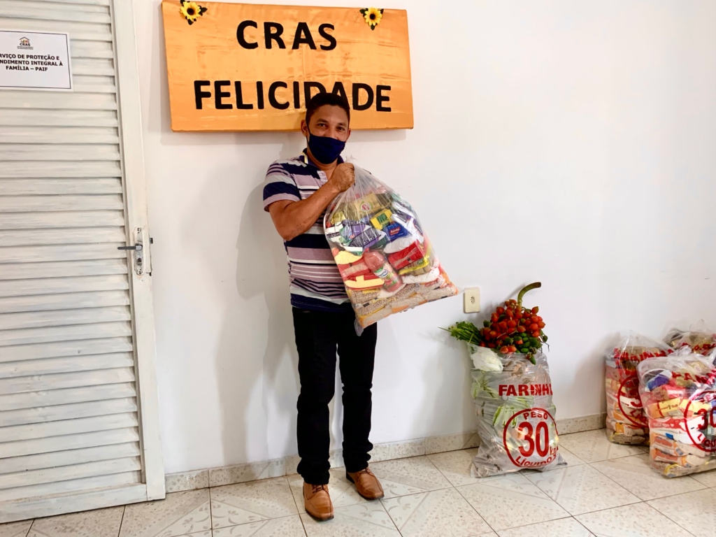 PREFEITURA ENTREGA ALIMENTOS A 500 FAMÍLIAS EM AÇÃO NO CRAS FELICIDADE