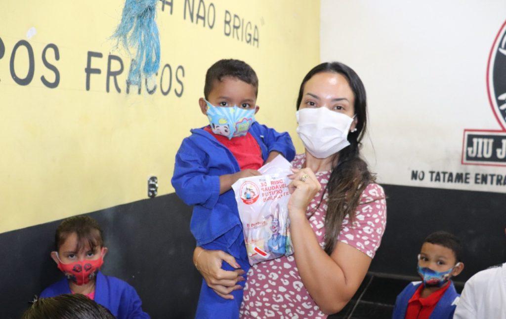 PREFEITURA ENTREGA KITS DE HIGIENE BUCAL A CRIANÇAS DE PROJETOS SOCIAIS DE MACAPÁ