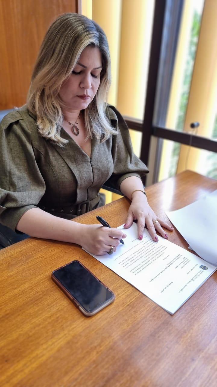 Deputada Aline Gurgel protocola projeto para retirar progressão a quem praticar assassinato a menores de 14 anos