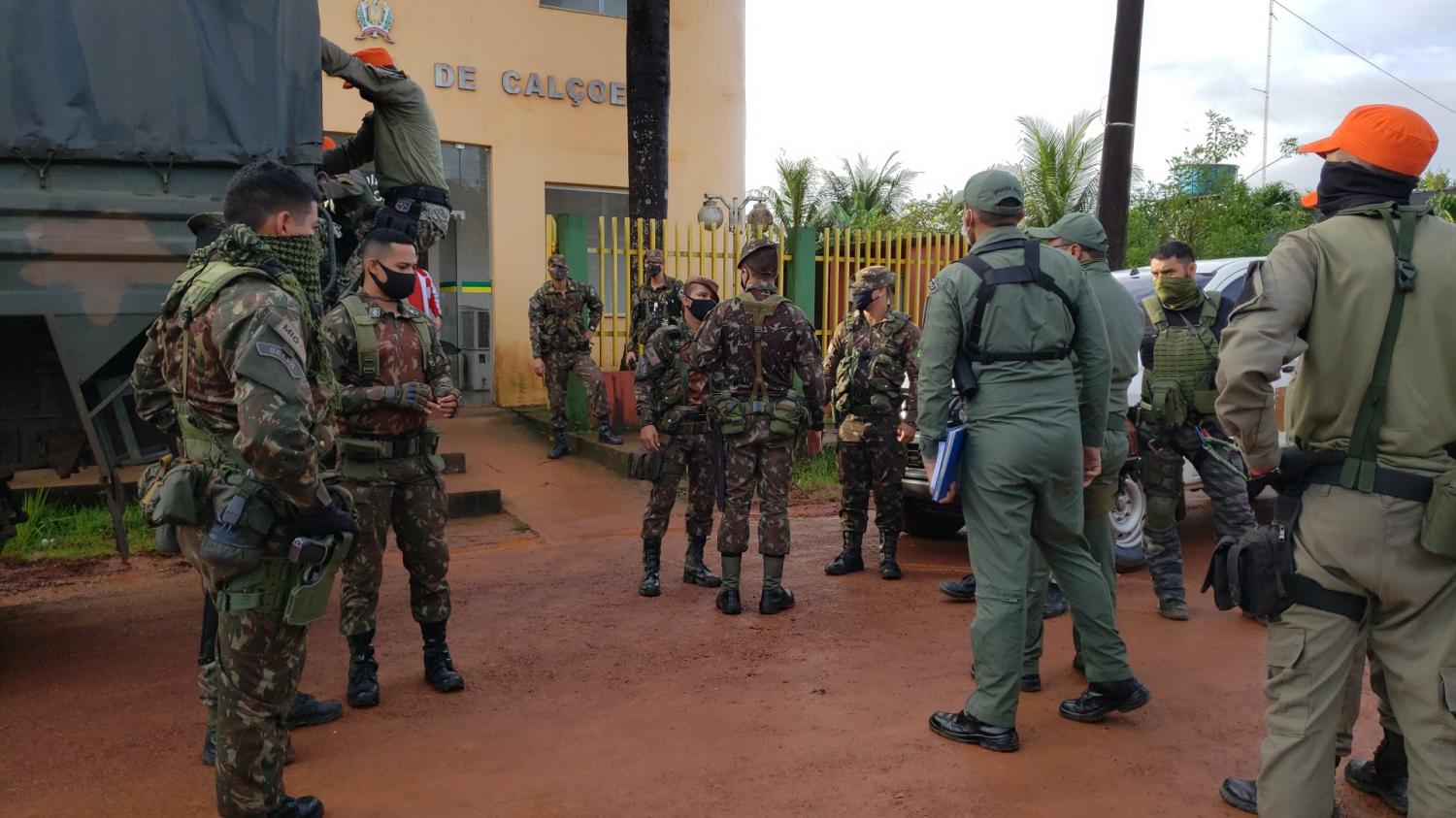 Equipes seguem busca incansável por adolescentes desaparecidos.