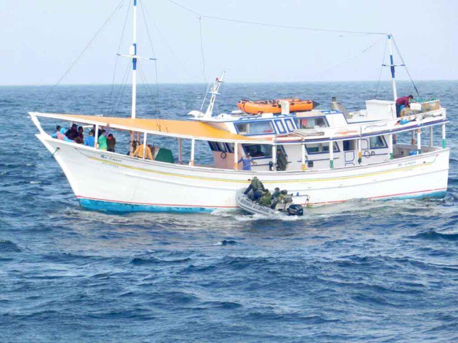 Marinha apreende segundo barco venezuelano praticando pesca ilegal no litoral do Amapá