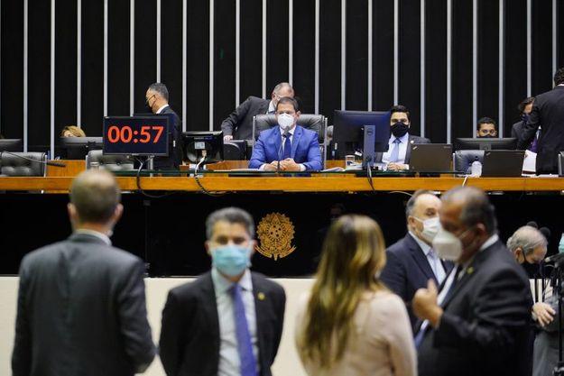 Medida provisória vai custear medicamentos e quase 8 mil leitos para combate à Covid-19