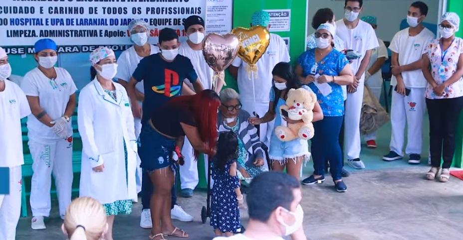 Paciente recebe alta após 40 dias internada em estado grave com Covid-19