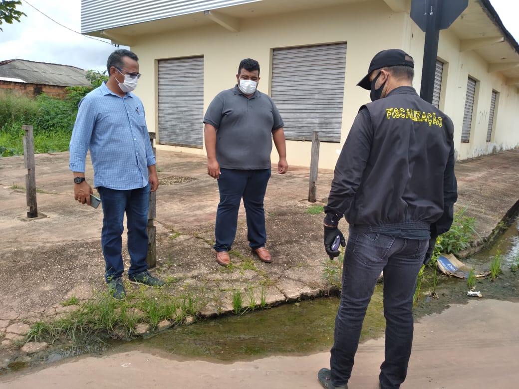 Prefeitura de Santana fiscaliza despejo de água servida em via pública