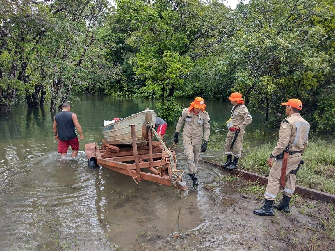Militares do Corpo de Bombeiros que estavam em área de mata desde o último domingo