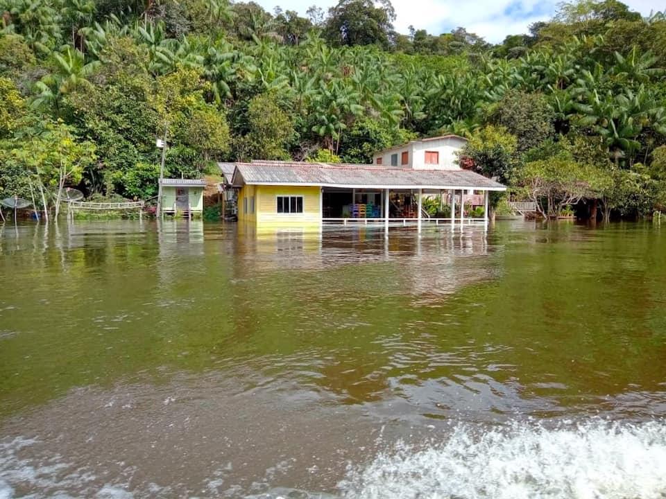 Prefeitura traça medidas para atender famílias atingidas pela enchente em Serra do Navio.  