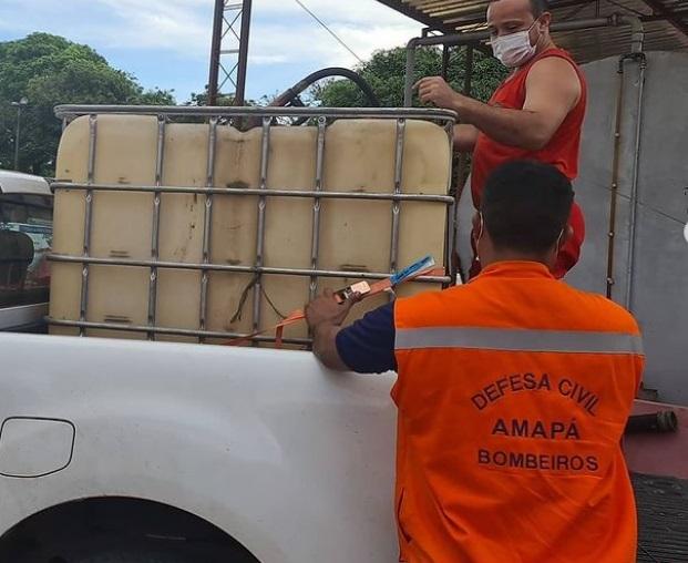 Militares da Defesa Civil Estadual e Corpo de Bombeiros abastecem gerador de energia do Hospital Universitário