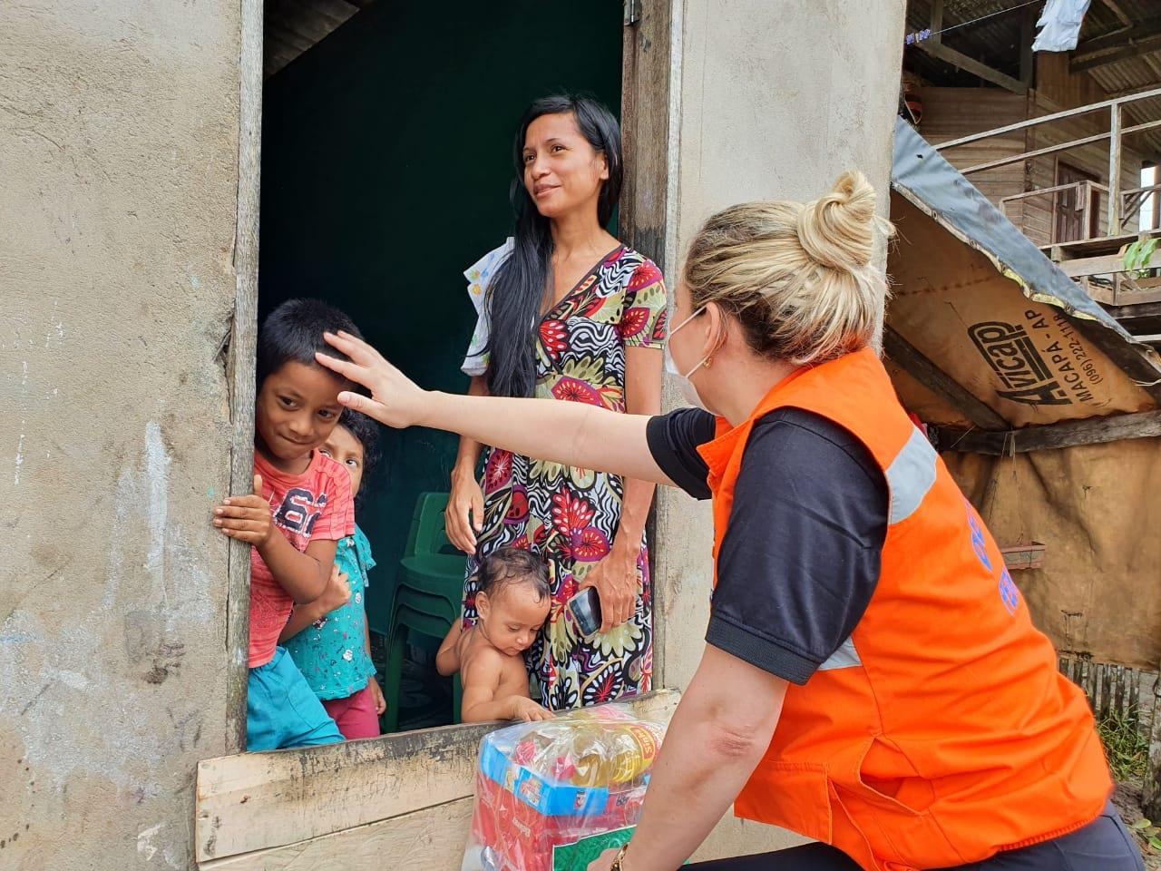 Prefeita Beth Pelaes entrega 150 cestas básicas do Programa Comida na Mesa para as famílias atingidas pela enchente 