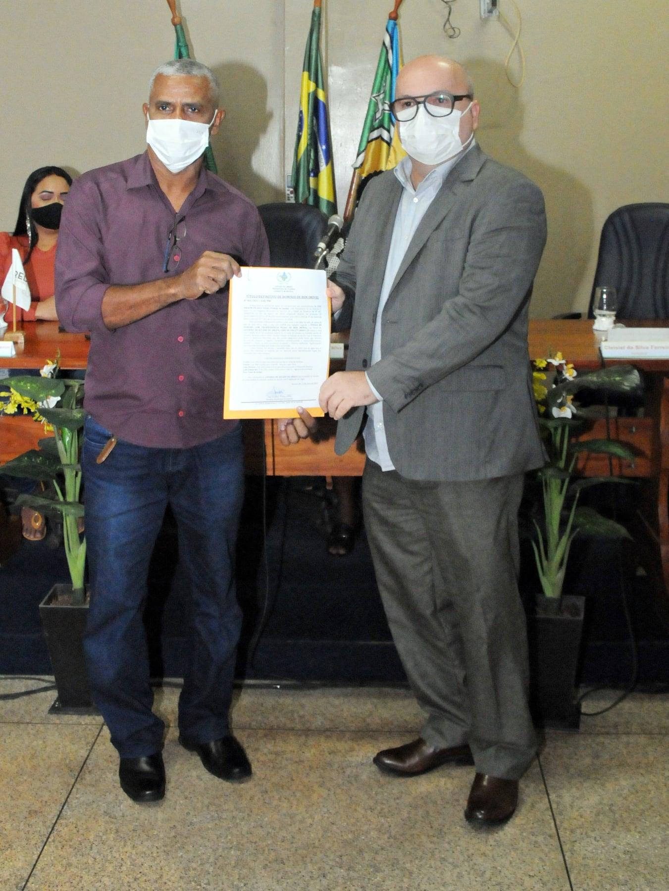 Prefeito José Serafim entrega oficialmente o decreto de doação de lote para a construção da Delegacia da PC no municipio