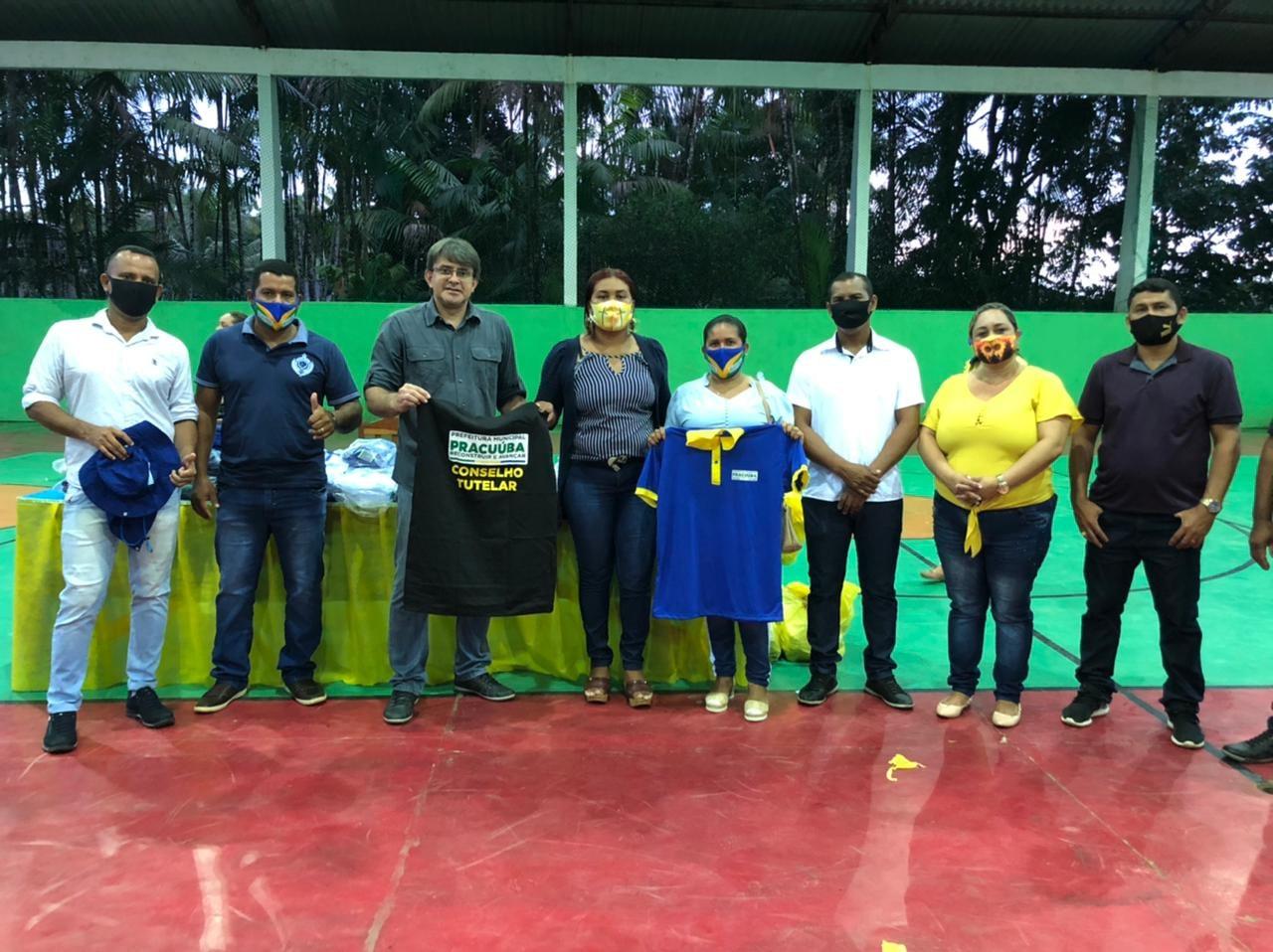 Prefeito Júnior Leite distribui uniformes aos servidores públicos melhorando as condições de trabalho dos trabalhadores