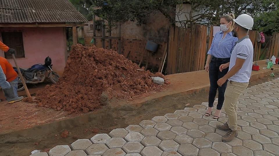 Prefeitura de Pedra Branca executa serviços de drenagem e pavimentação de ruas com bloquete