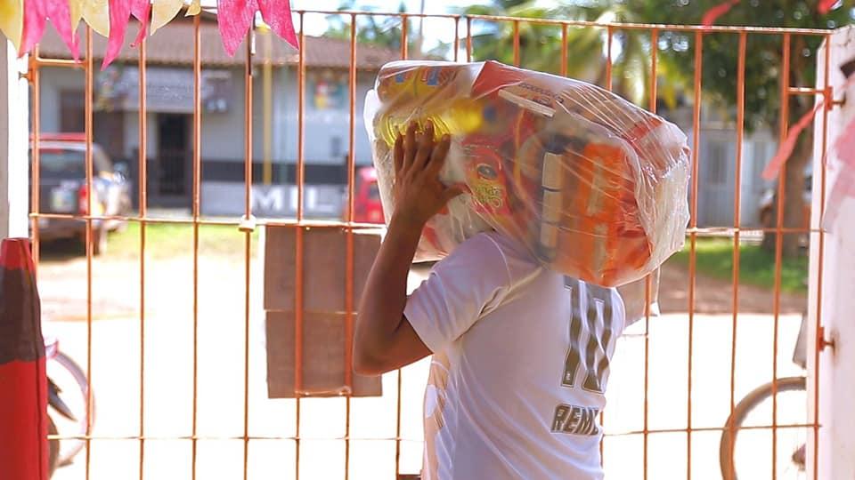 Prefeitura de Pedra Branca já distribuiu 25 mil cestas básicas para alunos da Rede de Ensino