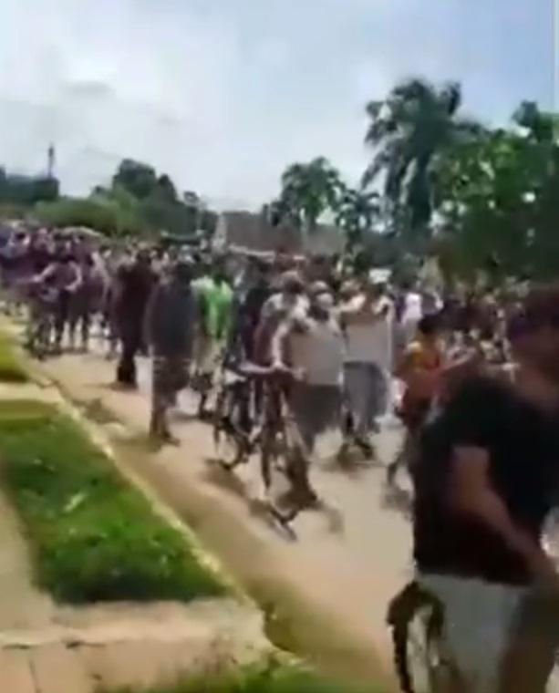 Cubanos saem às ruas em raro dia de protestos