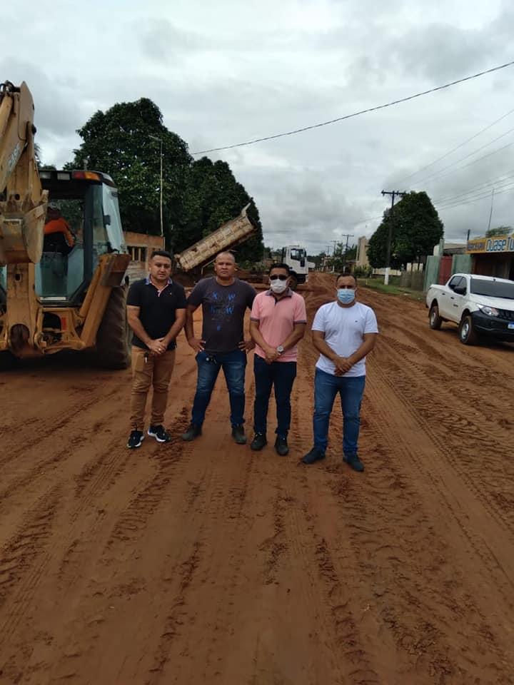 Prefeito Prof Amanjás acompanha trabalhos de terraplanagem