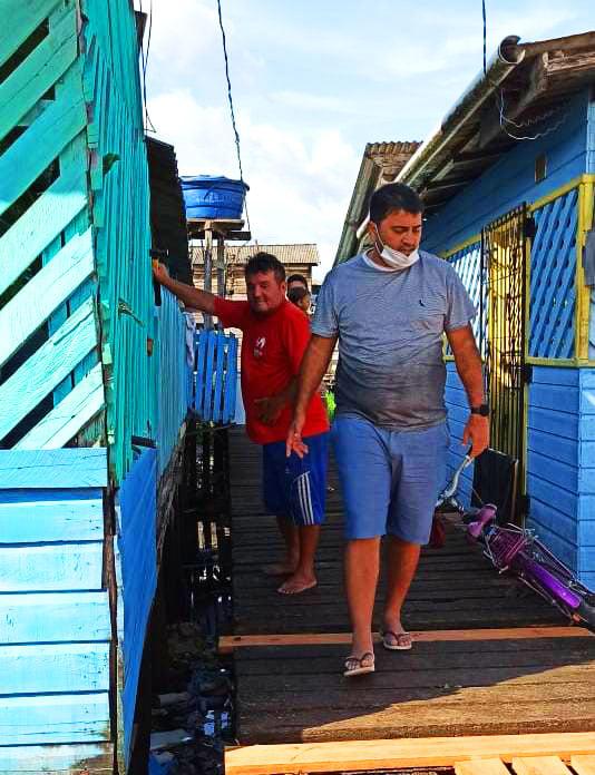 Prefeitura executa construção de passarelas de madeiras na parte baixa da cidade