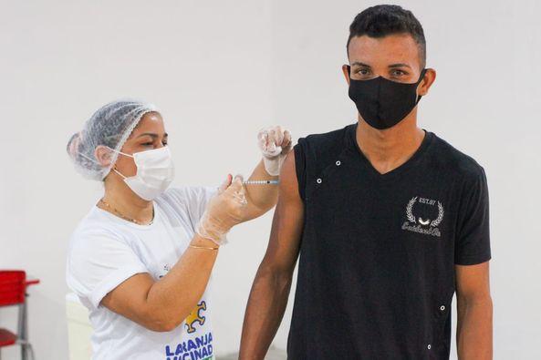 Prefeitura segue vacinando população em geral acima de 25 anos contra a covid-19.