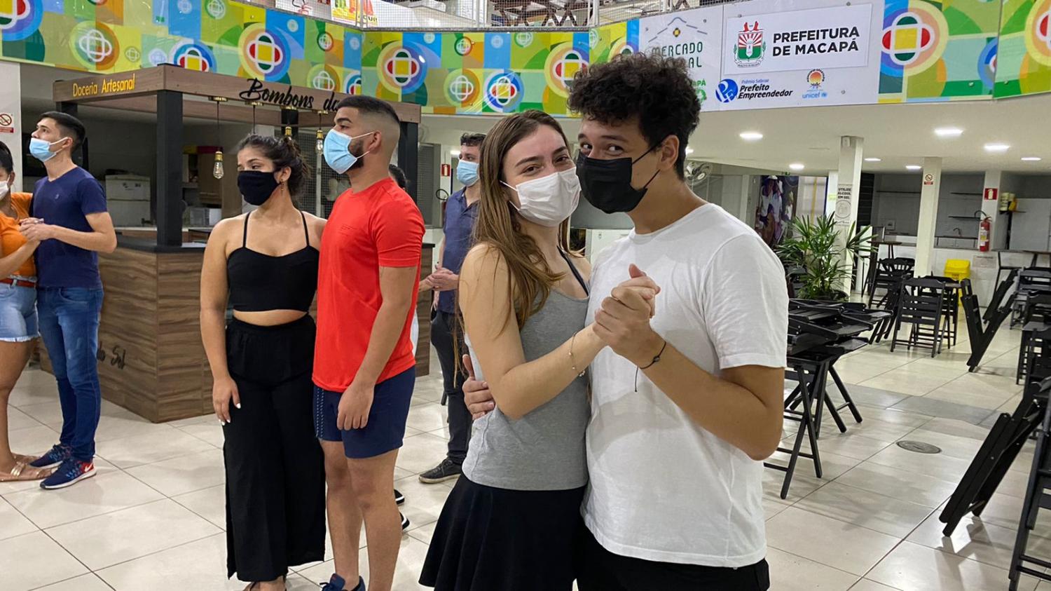 ‘Faz bem para o corpo e a mente’, diz casal participante do projeto Dança Comunidade