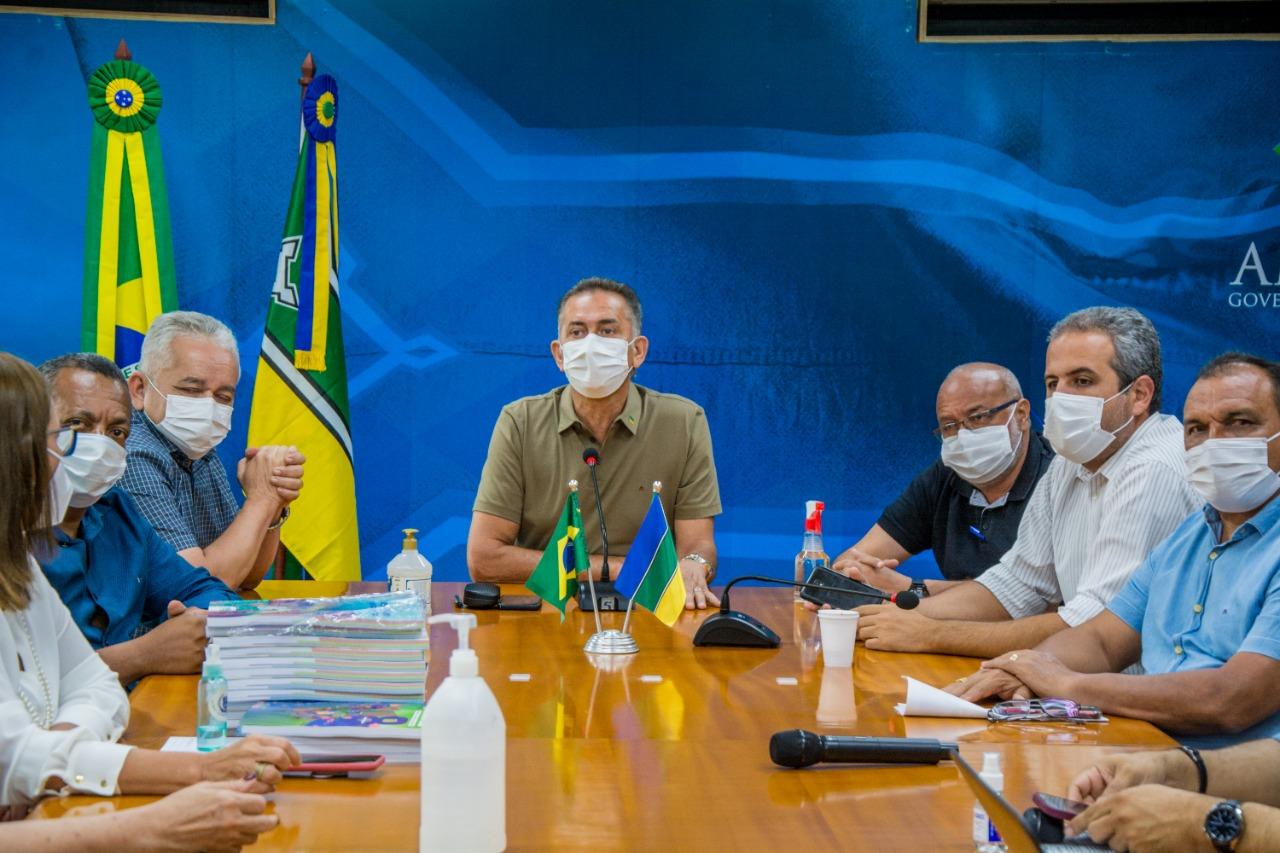 Governador avalia novas medidas de proteção à vida com prefeitos e Coesp