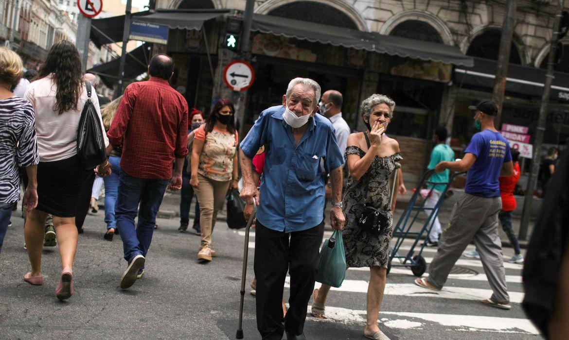 População brasileira chega a 213,3 milhões de habitantes, estima IBGE