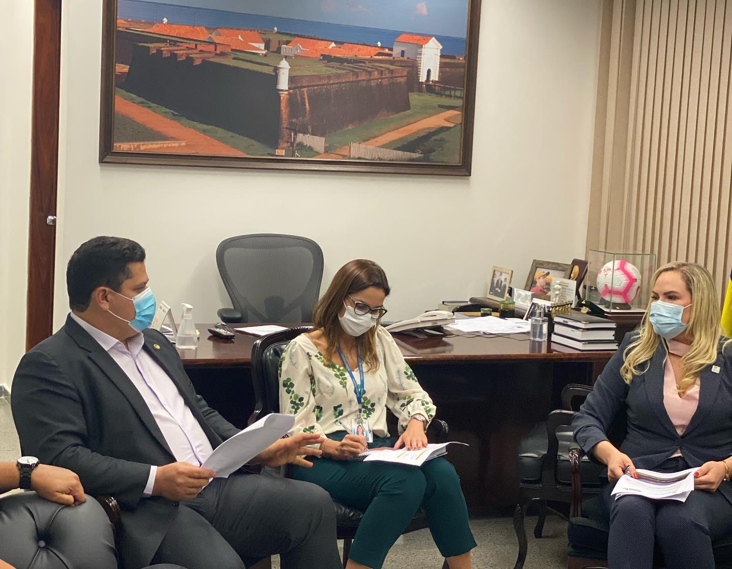 Prefeita Beth Pelaes, reúne-se em Brasília, com a Bancada Federal do Amapá e gestores de órgãos federais.