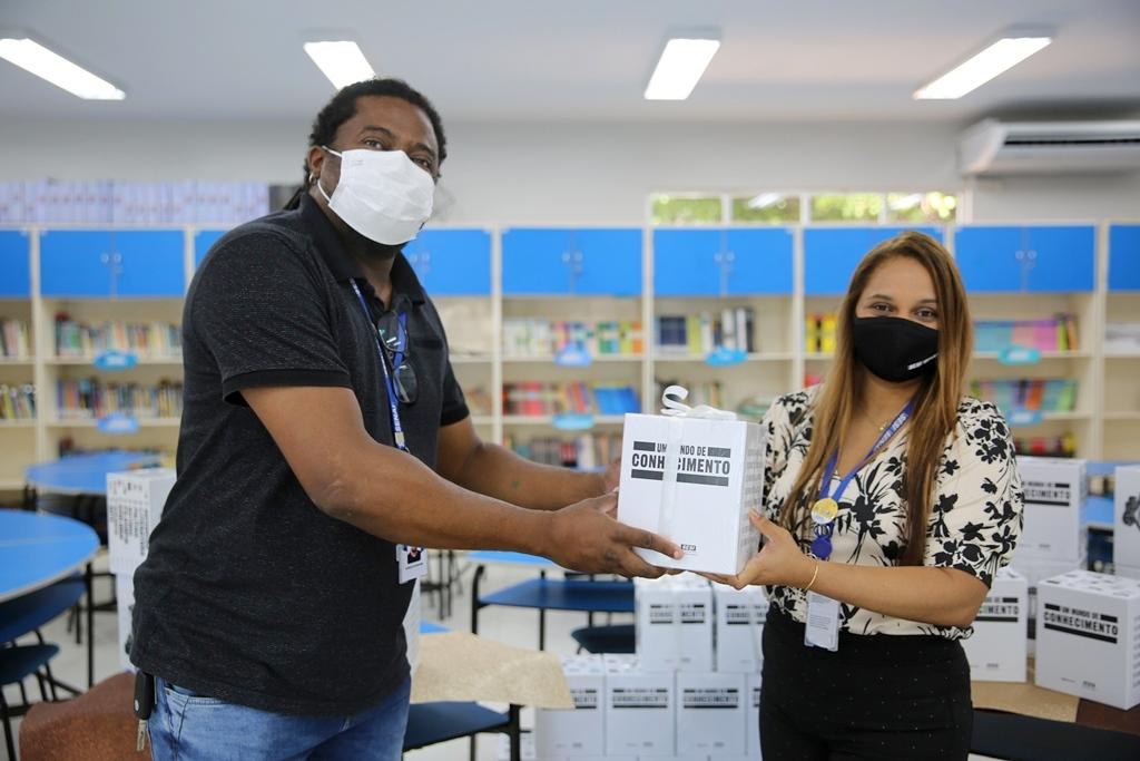 Professores da Escola SESI Amapá recebem enciclopédia do Projeto Um Mundo de Conhecimento