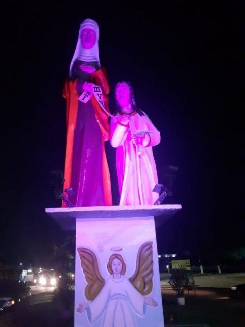 Santana recebe iluminação lilás pelo fim da violência contra a mulher 