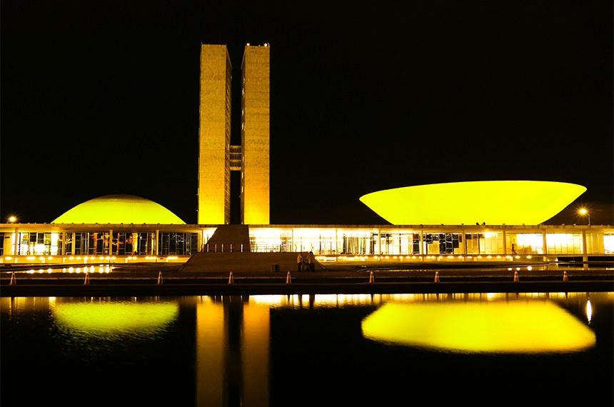 Congresso recebe iluminação especial em apoio à campanha Setembro Amarelo
