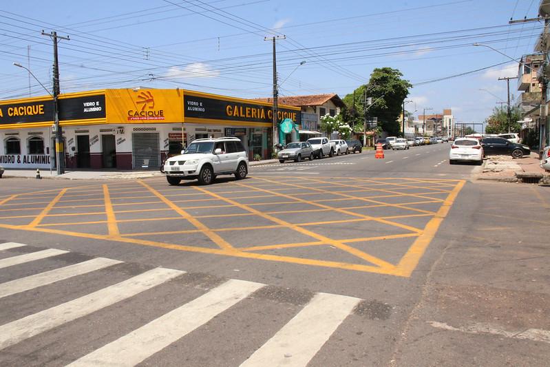 CTMac executa sinalização horizontal e vertical do binário das avenidas Cora de Carvalho e Padre Júlio