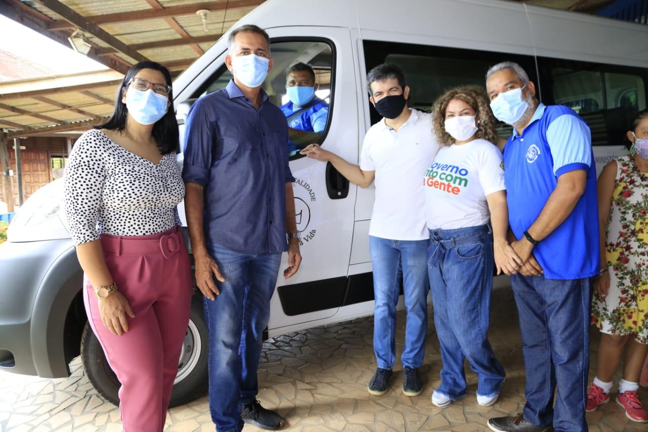 Entrega de van agilizará transporte de pessoas atendidas pela Casa da Hospitalidade