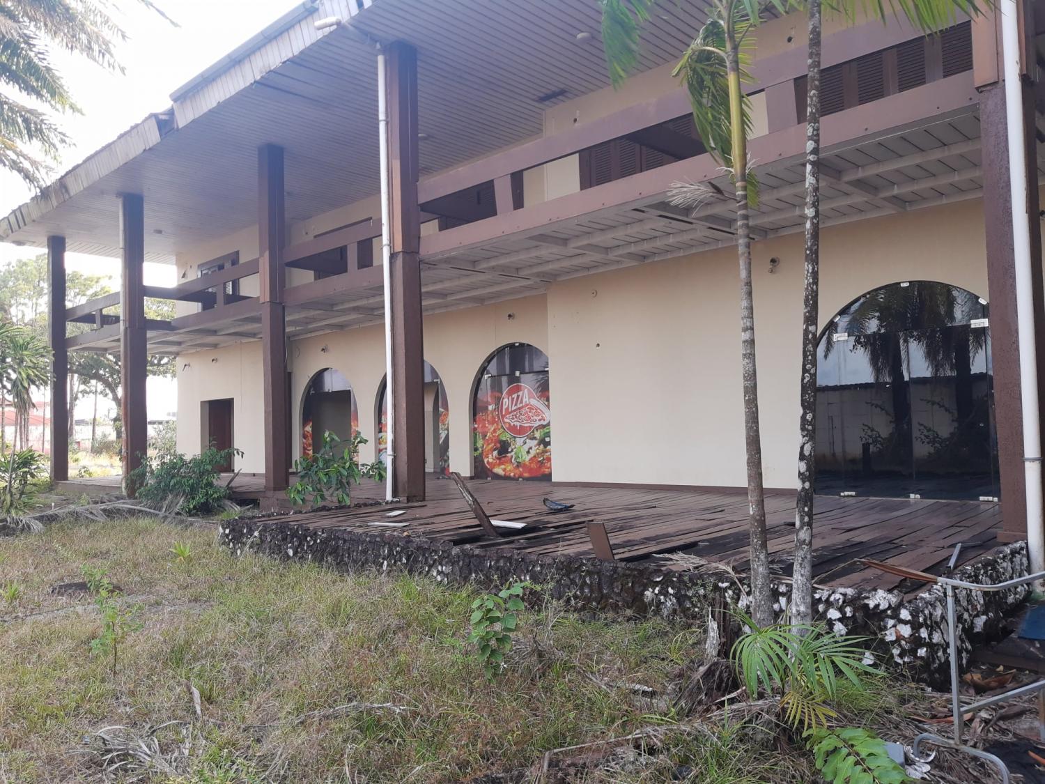 O MACAPÁ HOTEL ESTÁ ABANDONADO E VIRANDO RUÍNAS