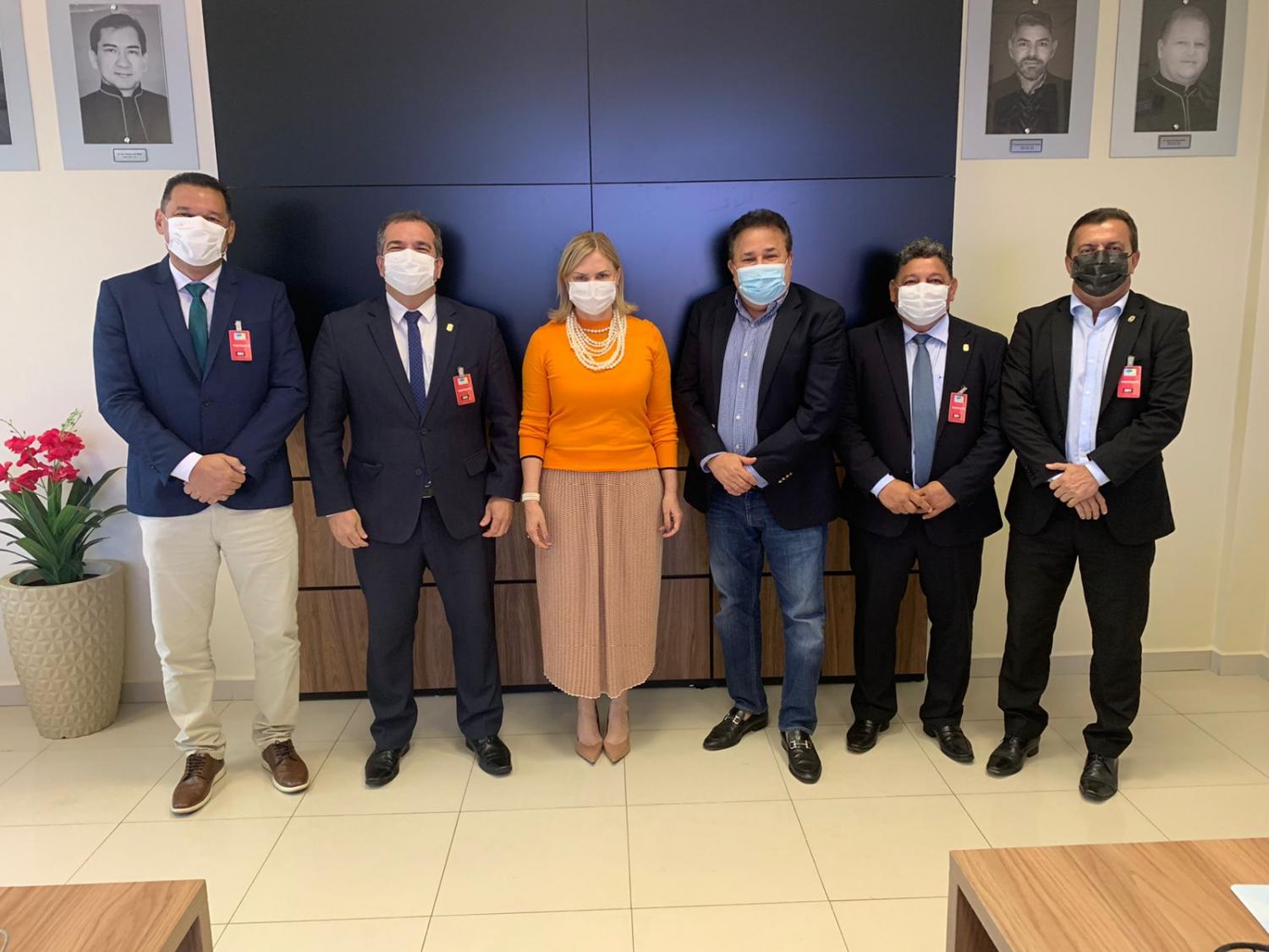 PGJ Ivana Cei recebe dos dirigentes da Câmara de Vereadores de Macapá