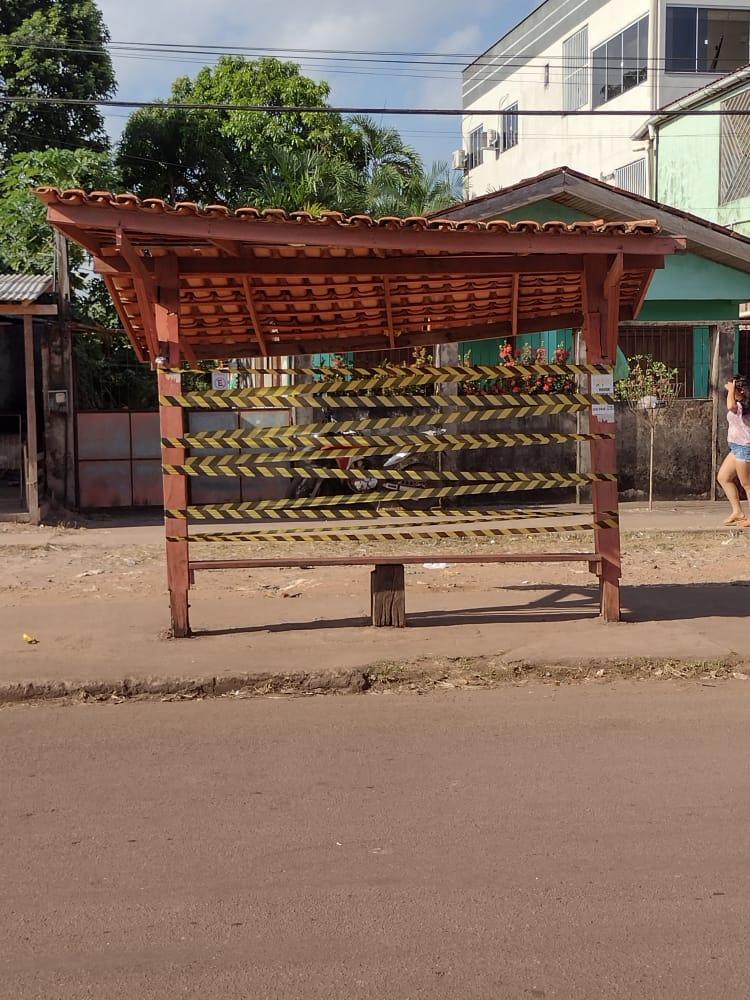 Prefeitura de Santana interdita abrigo no ponto de ônibus