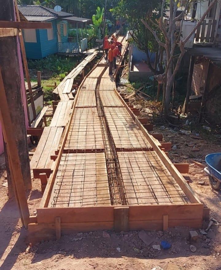 Prefeitura de Santana vistoria construção de passarela de concreto no Provedor  